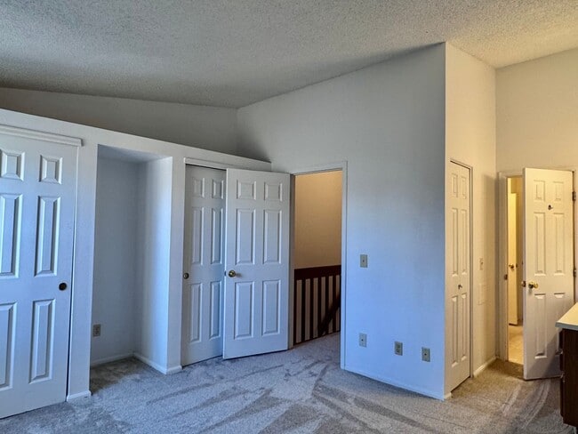 Building Photo - Well Maintained 2 BR/1BA Townhome Convenie...