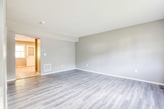 Building Photo - Charming 2-bedroom, 1.5-bathroom Townhouse