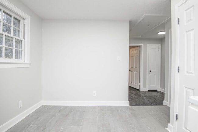 Building Photo - 2440 Woodbine Ave