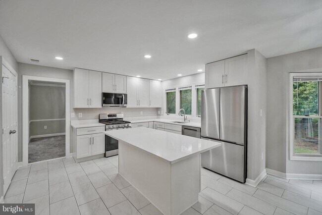 Building Photo - 4287 Exeter Dr