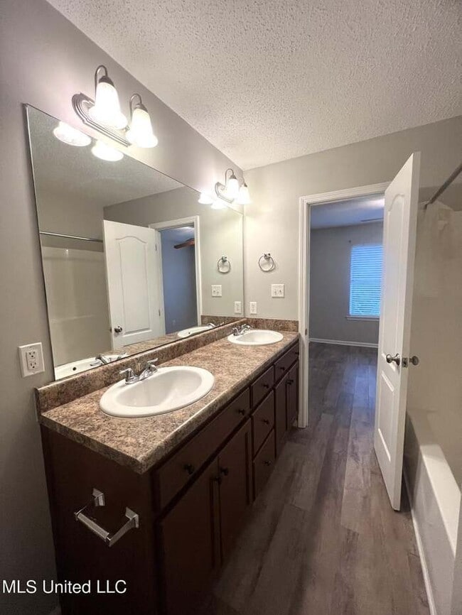 Building Photo - 4 Ivy Cove