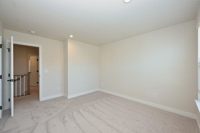 Building Photo - Updated Gallatin Townhome | 3BR + Garage, W/D Included