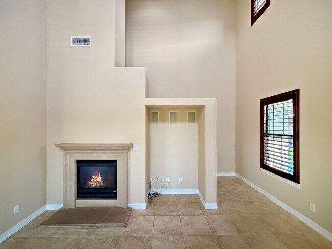 Building Photo - Bright 2BD/2BA Townhouse in Serra Mesa with Balcony, Fireplace & Resort-Style Amenities