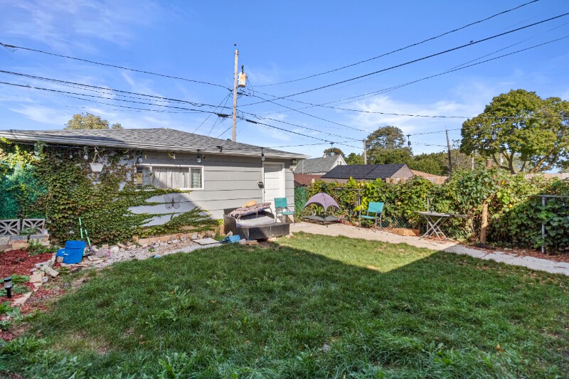 Building Photo - 3668 E Carpenter Ave