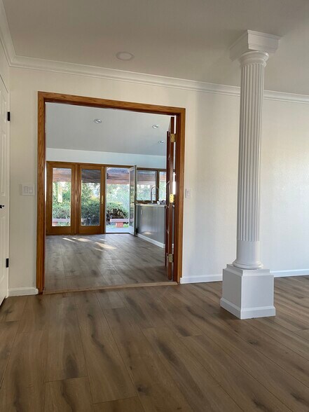 Building Photo - 717 Navaronne Way