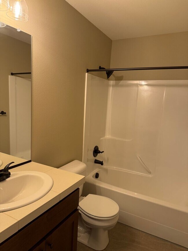 Building Photo - Beautiful 3 Bedroom House with High Ceilin...
