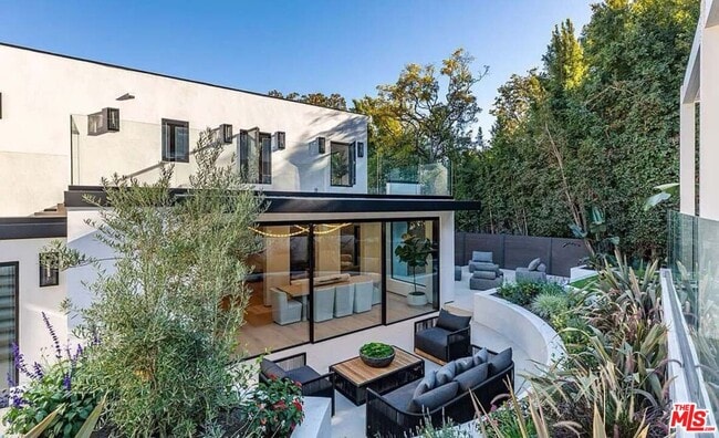 Building Photo - 1271 Sunset Plaza Dr