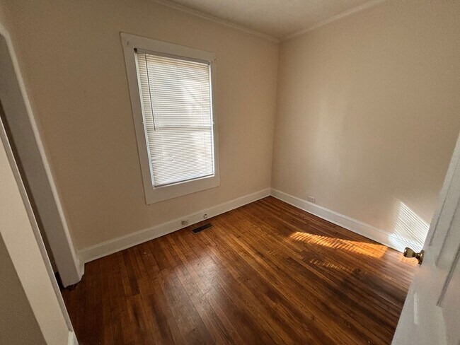 Building Photo - COMING SOON! 3 beds and 1 Bath-  DEPOSIT-FREE Renting option thru OBLIGO! Deposit Alternative ava...