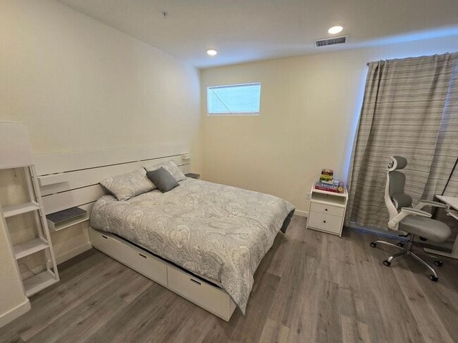 Building Photo - New Modern Fully Furnished Three-Story Townhome Near the Truckee River