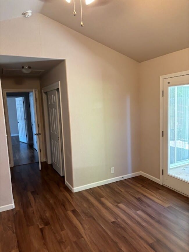 Building Photo - 10 N Valley Ct