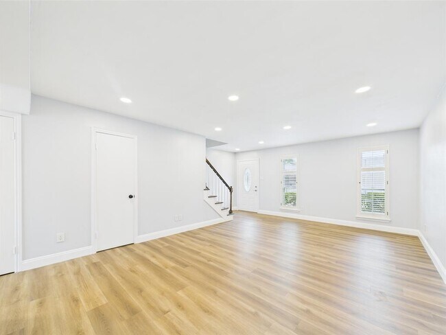 Building Photo - 10380 Briar Forest Dr
