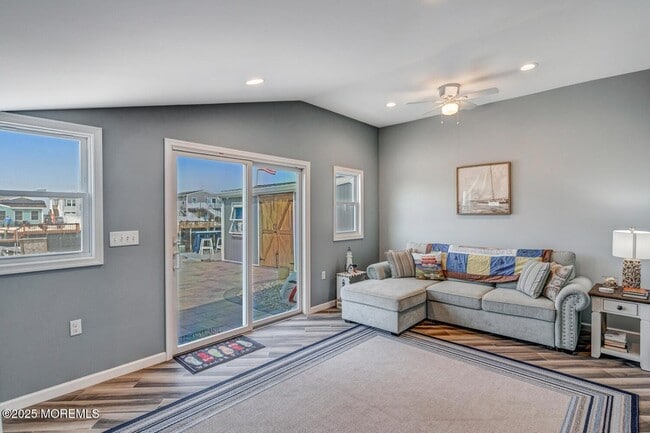 Building Photo - 28 S Los Angeles Dr