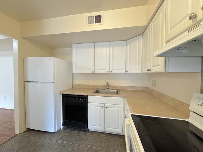 Building Photo - Welcome to this charming 2-bedroom, 2-bathroom townhouse nestled in the heart of Annandale.