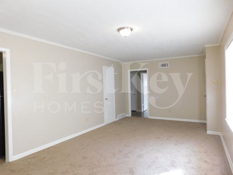 Building Photo - 4896 Lochinvar Dr