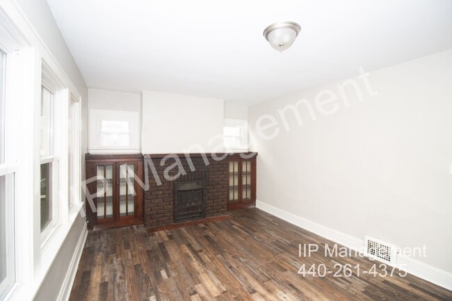 Building Photo - Updated 2BD DOWN Home on Cleveland Westside