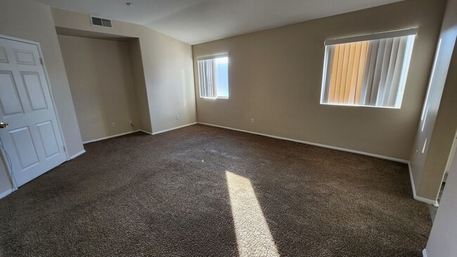 Building Photo - MOVE IN READY!!