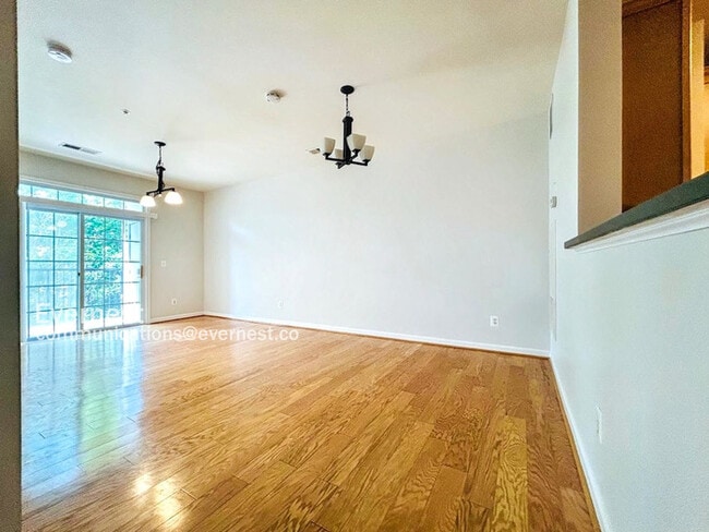 Building Photo - 1-Bed, 1-Bath Modern Condo with Balcony and Off-Street Parking