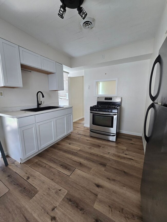 Building Photo - Enderis Park 2 Bedroom 1 Bathroom Single F...