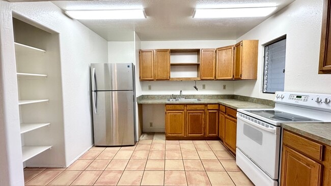 Building Photo - AVAILABLE NOW! 2 BED/1 BATH TOWNHOME W/ LO...
