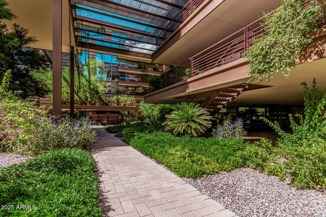 Building Photo - 7121 E Rancho Vista Dr