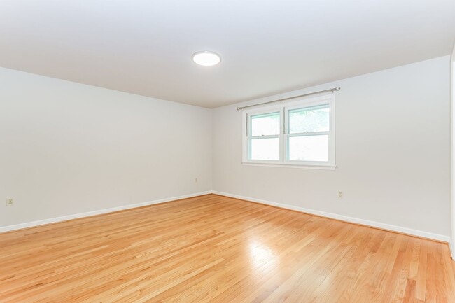 Building Photo - Spacious 3-Bedroom 1.5 Bath Home on 4 Acres