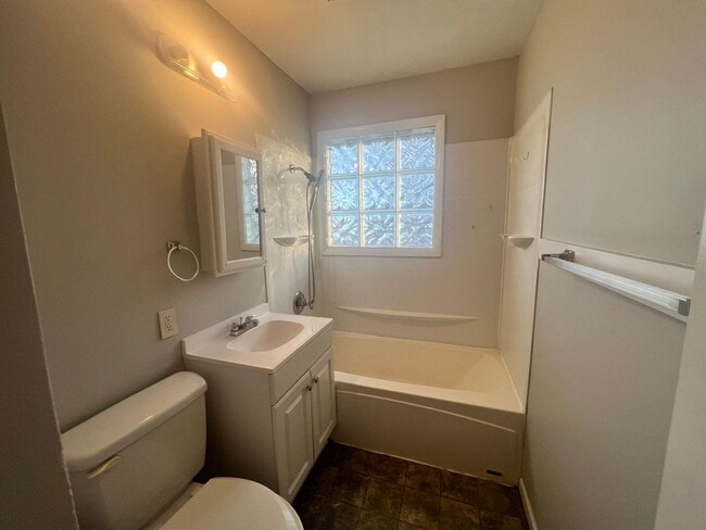 Building Photo - 4 Bedroom 1 bathroom with basement located east Wichita