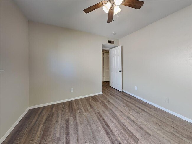 Building Photo - 5618 Hickory Forest Dr