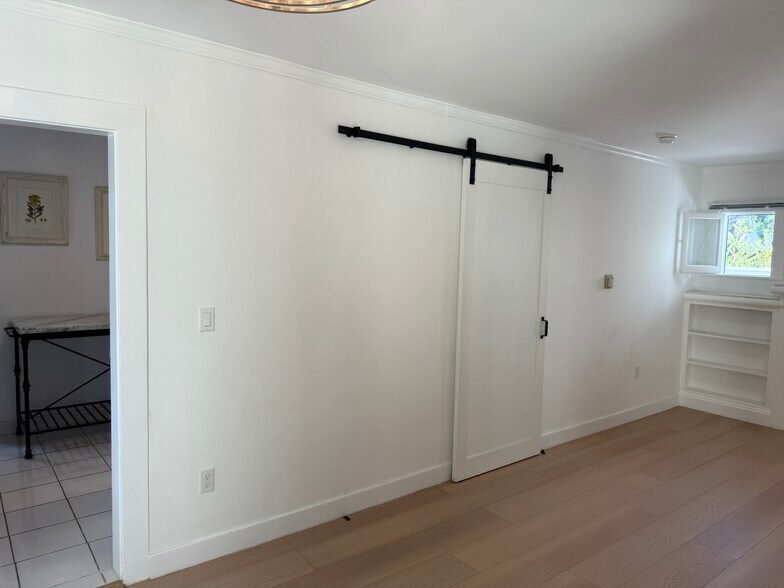 Building Photo - 8730 Rosewood Ave