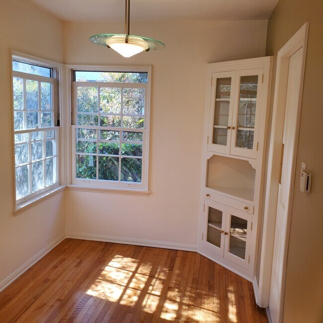 Dining - 847 12th St
