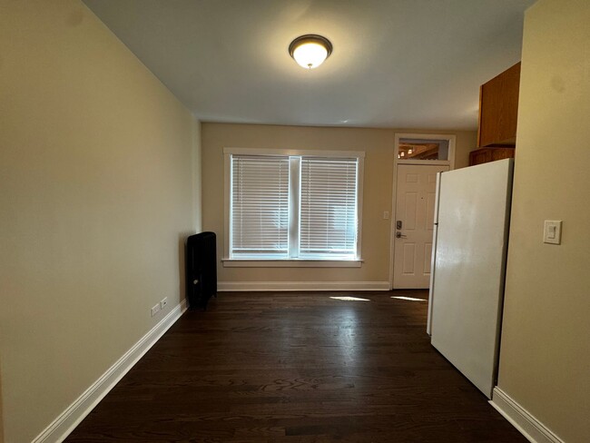Building Photo - 1383 W Greenleaf Ave