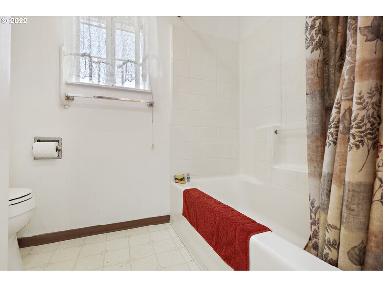 Tub/shower combo - 909 Madrona Ave