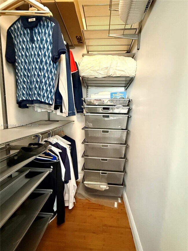 Building Photo - 4812 Pine Tree Dr