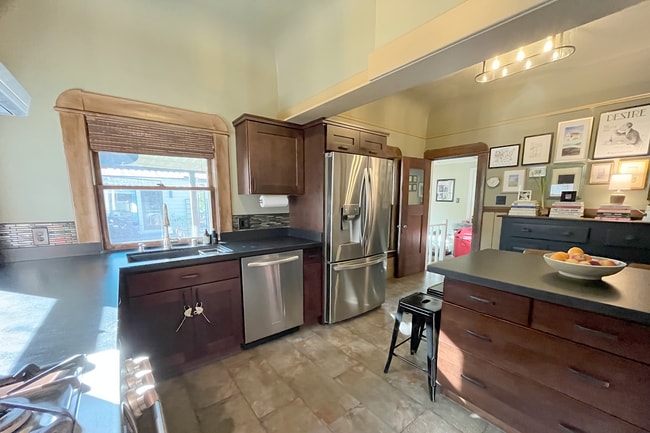 Building Photo - Well-Appointed Naglee Park Historic Home