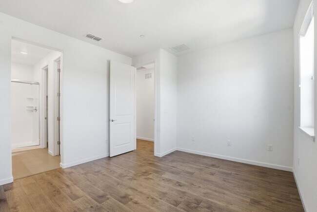 Building Photo - Spacious 3 Bed Townhome with Garage, A/C & Modern Finishes