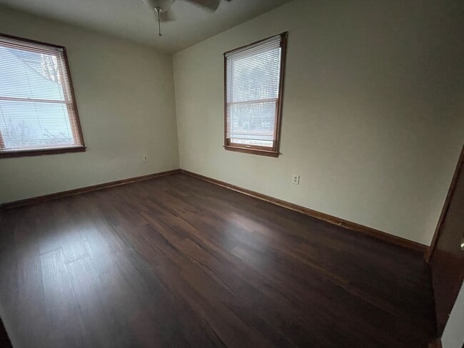 Building Photo - 3 Bedroom Rancher