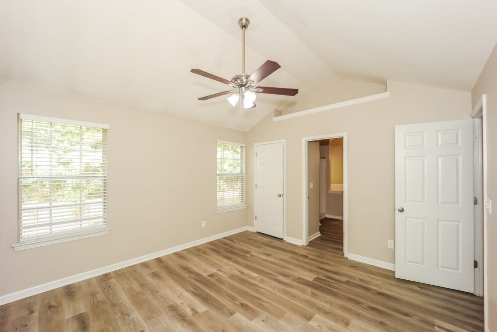 Building Photo - 5584 Bluegrass Dr