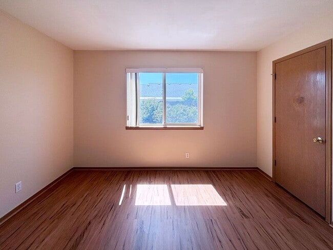 Building Photo - 882 Smith St