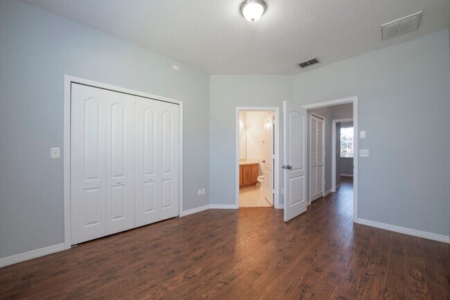 Building Photo - 2 Bedroom /2.5 bathrooms Town House. Just few minutes from Medical City.