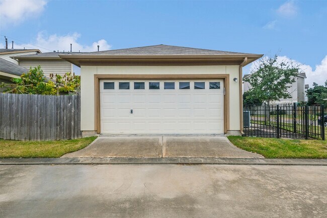 Building Photo - 3521 Clearview Cir