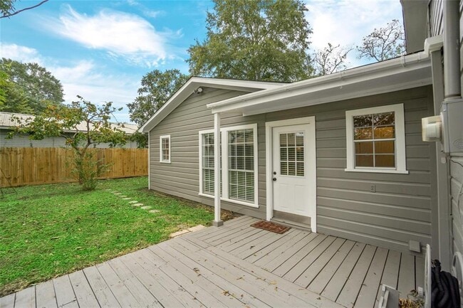 Building Photo - 1110 Woods Dr
