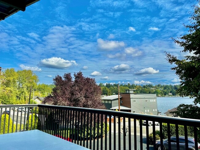 Building Photo - Newly Remodeled Top-Floor Duplex w/ Lake a...