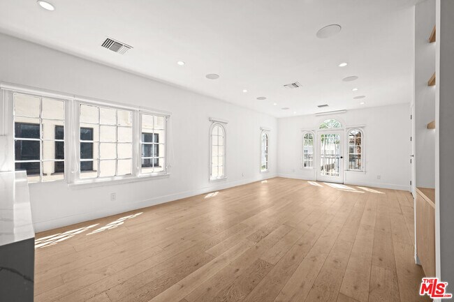 Building Photo - 424 N Gardner St