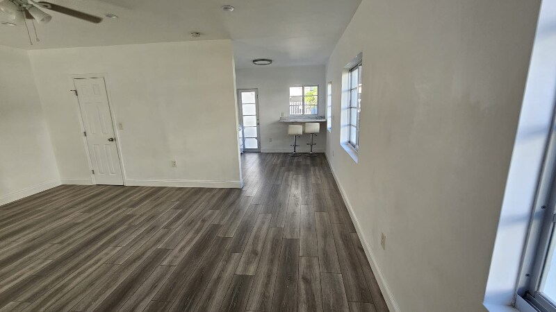 Building Photo - 916 W 42 St