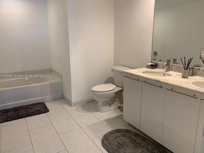 Building Photo - 950 Brickell Bay Dr