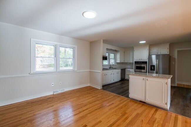 Building Photo - Newly remodeled 3/2.5