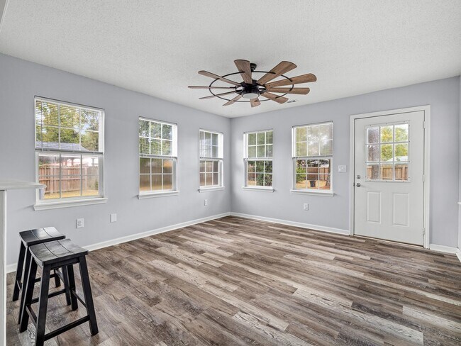 Building Photo - Charming 3 Bedroom Home!