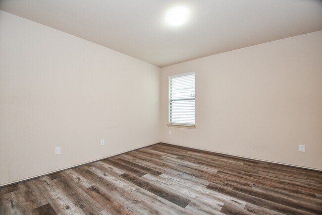 Building Photo - 2015 Treasure Mountain Dr