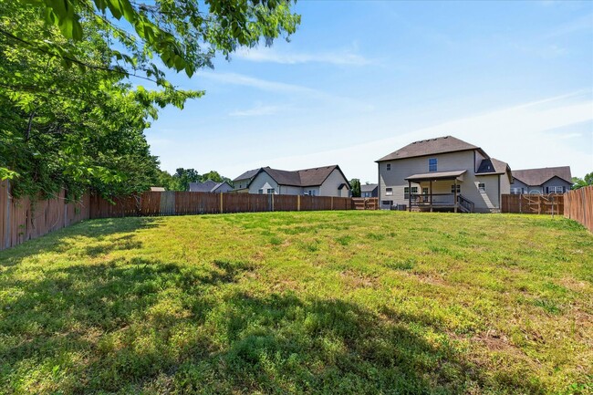 Building Photo - Pet Friendly Three Bedroom!