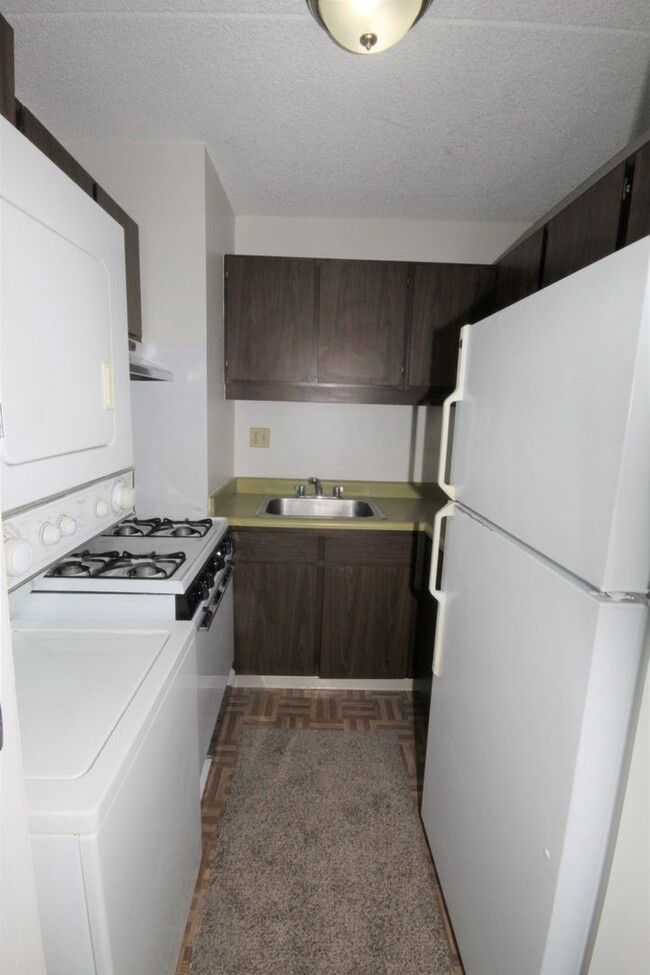 Building Photo - AVAILABLE NOW! 2 BED 1 BATH 1 COVERED PARK...