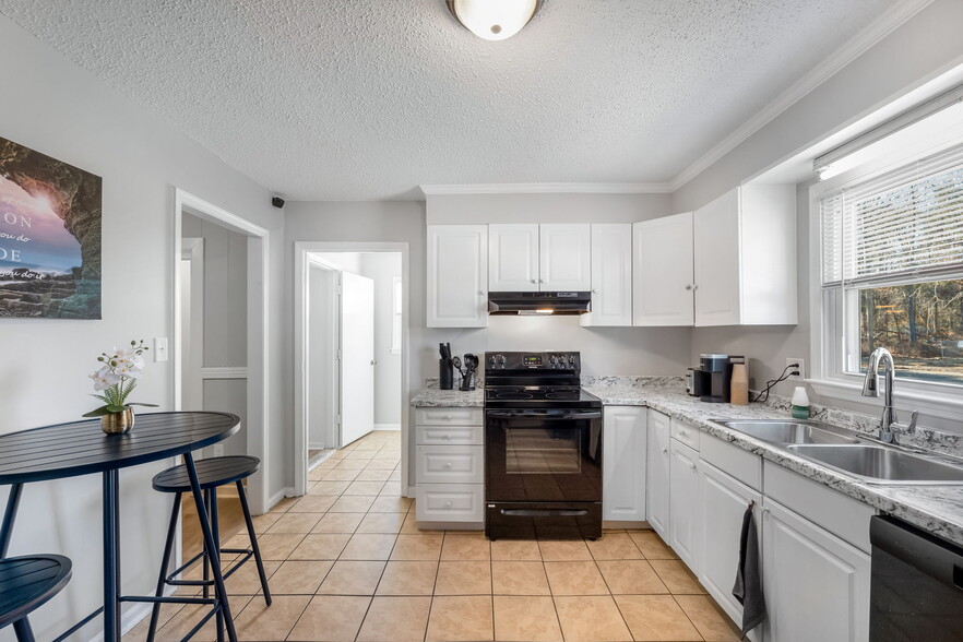 Building Photo - 1204 Glenarden Dr